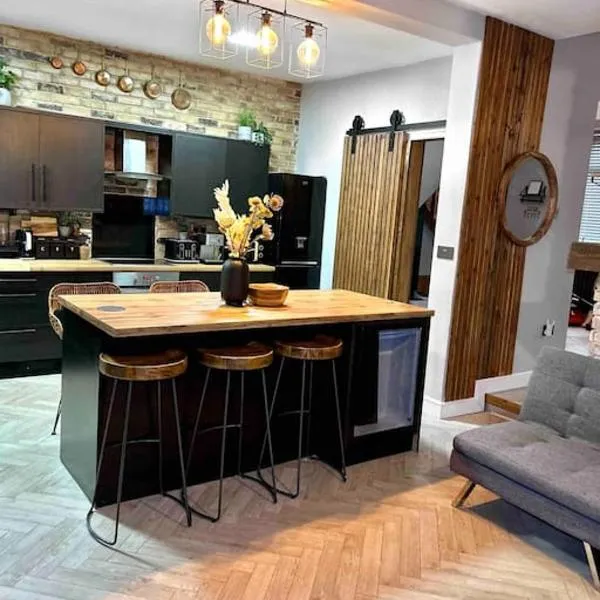 Large Peak District National Park Holiday House, hotel v destinaci Hadfield