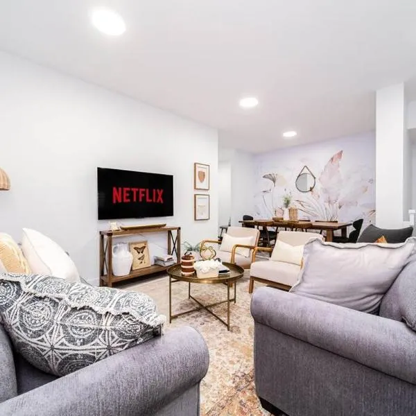 UrbanUtopia*Luxury Home*King Bed*Patio/BBQ*Sleep16, hotel v destinaci Edmonton