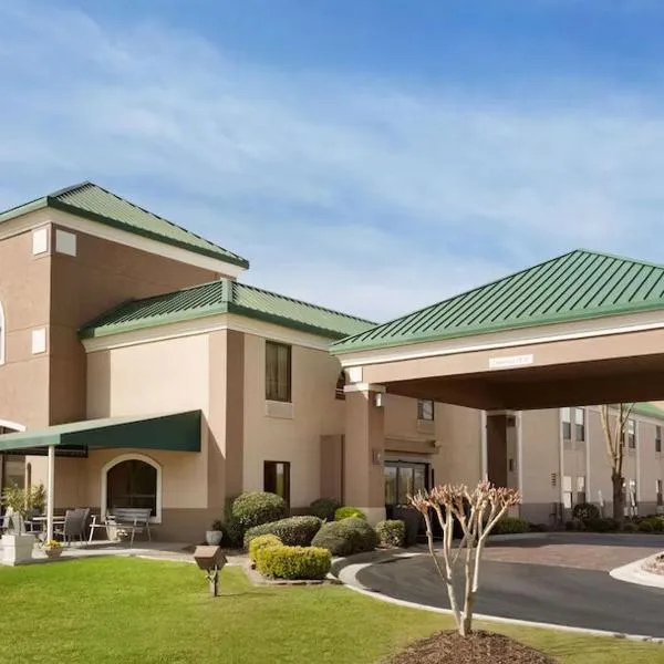 Spring Lake Inn & Suites - Fayetteville: Spring Lake şehrinde bir otel