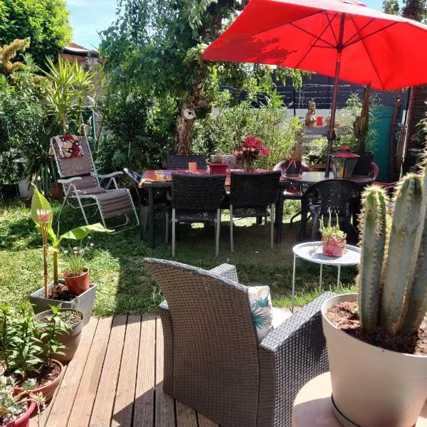 La Villa Bleue, hotel v destinaci Beauchastel