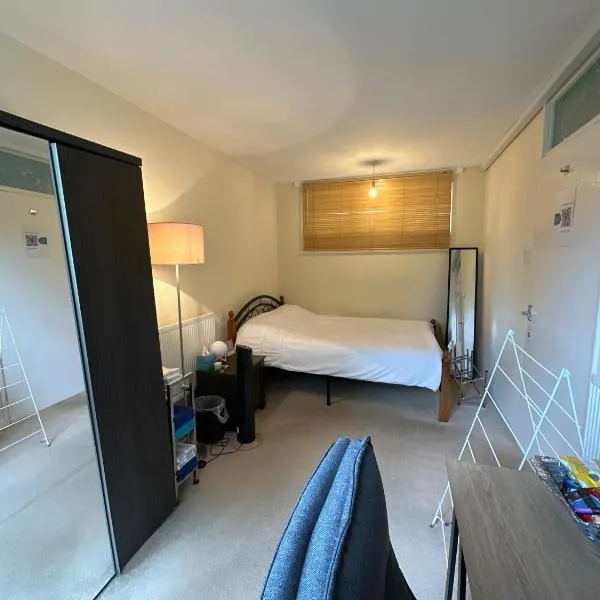 Cozy Room in Shared Home near Canary Wharf, hotel a Londres