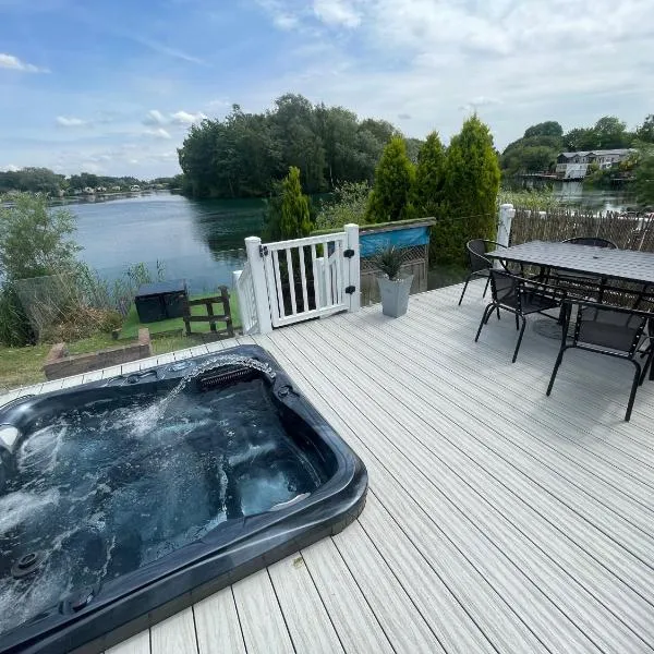 Lakeside Retreat 1 with hot tub, private fishing peg situated at Tattershall Lakes Country Park, hotel in Tattershall