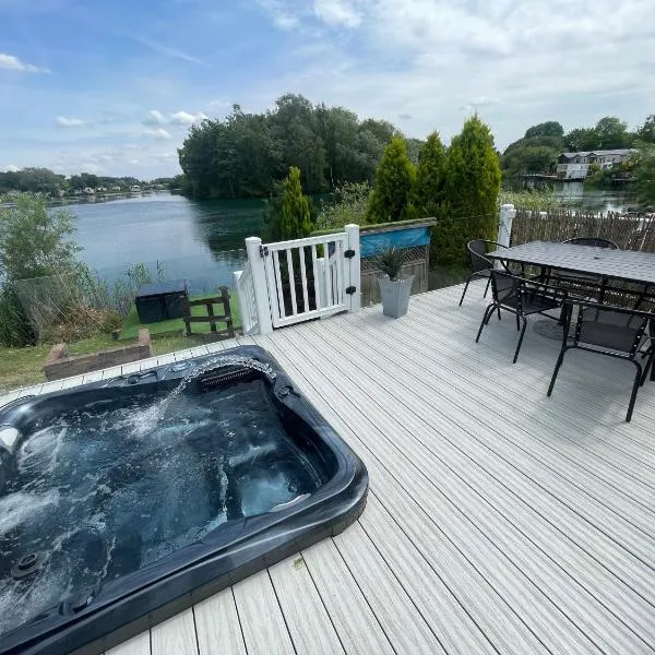 Lakeside Retreat 1 with hot tub, private fishing peg situated at Tattershall Lakes Country Park, hotelli kohteessa Tattershall