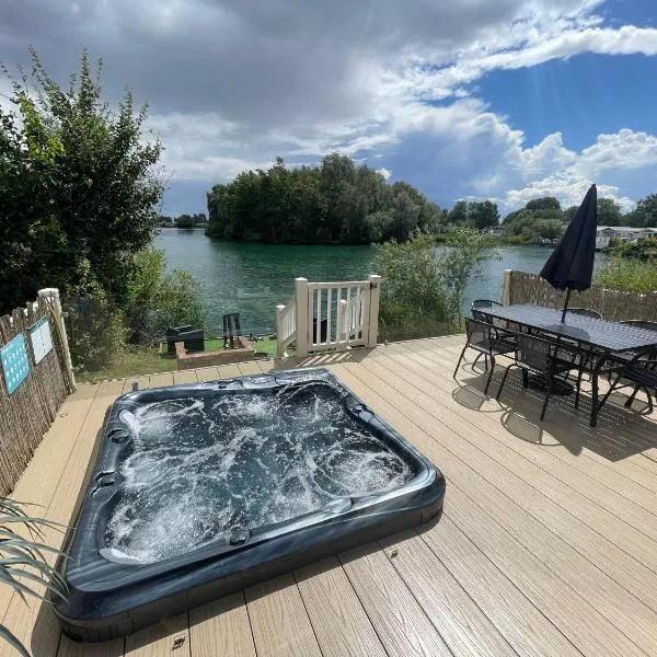 Lakeside Retreat 2 with hot tub, private fishing peg situated at Tattershall Lakes Country Park, hotel in Tattershall