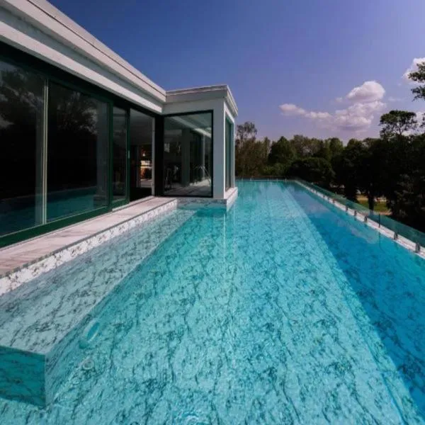 Villa Bauhaus Labi Garden wellness apartman, khách sạn ở Siófok