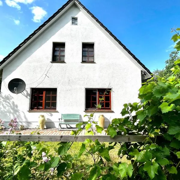 Natur&Meer: Ferienwohnung im idyllischen Landhaus, hotel v mestu Ahrenshagen