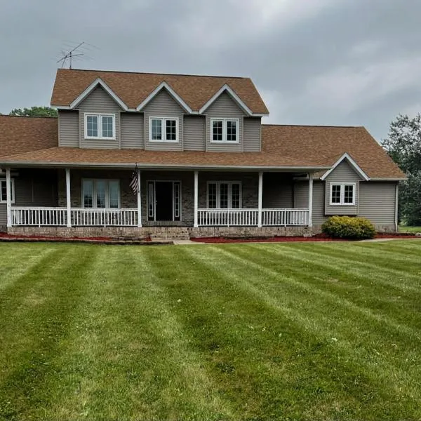 House On Grass Runway with Fly-In/Fly-Out Access, hotel v destinaci Tecumseh