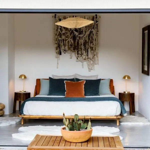 Casa Coyote - Wellness Stay - Sauna Cold Plunge Tub Cowboy Pool Hot Tub, hotel in Joshua Tree