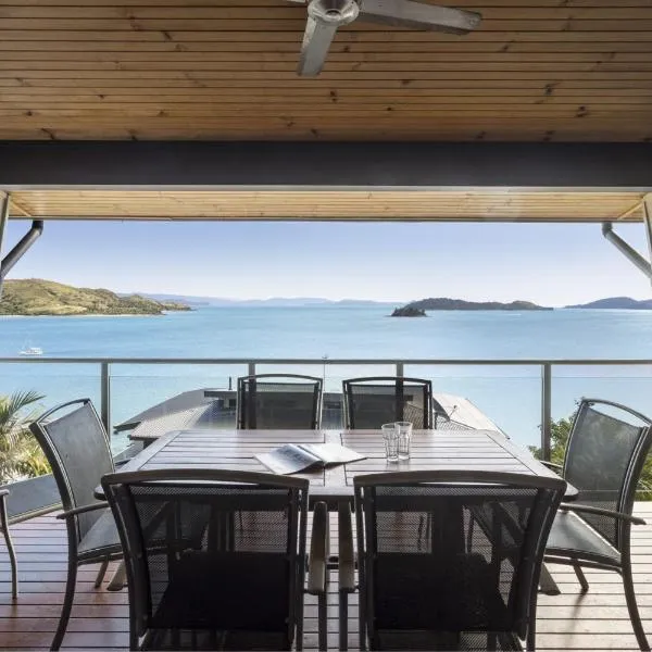 Shorelines 27 by Luxury Holidays Ocean View Buggy Transfers BBQ, hotel in Hamilton Island