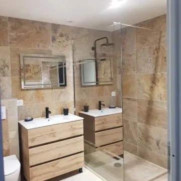 Le Studio d Aurélie avec SPA été en pleine campagne et proche de toute commodité, hotel v destinácii Roquemaure