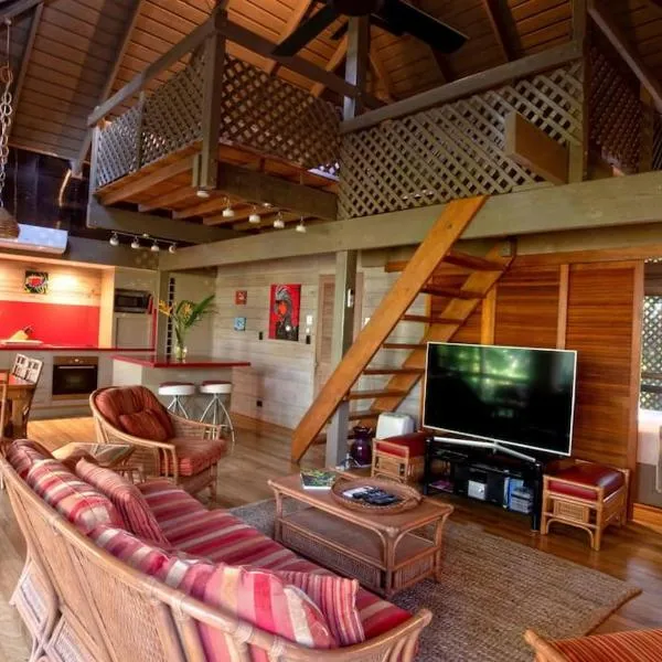 Banfield No 2 - Absolute Beachfront Bungalow, hotel in South Mission Beach