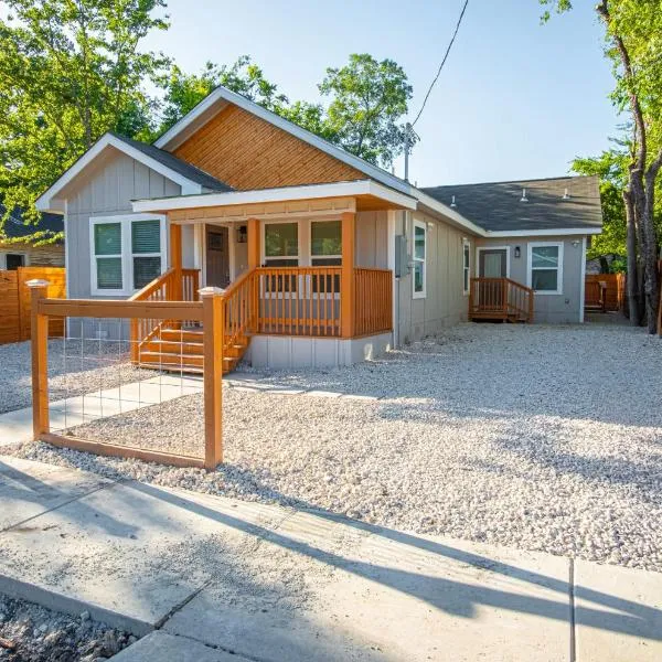 Dont Miss Dynamic 4BR2BA Near Jolly Riverwalk, hotel em San Antonio