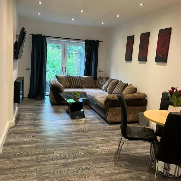 Contemporary apartment Great Location with private car park, hotel in Keighley