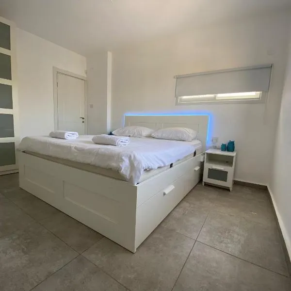 Romi's suite by LOREN VILLAGE, hotel in Neve Zohar