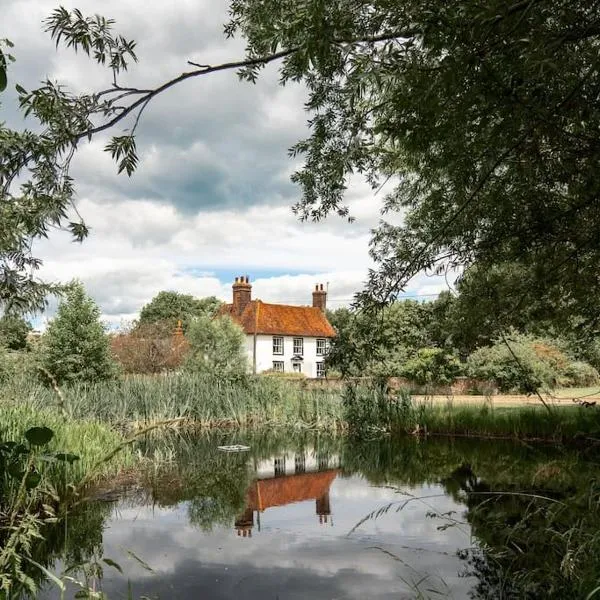 5 Bed Farmhouse Suitable for Contractors Private Parking, hotel in Potter Street