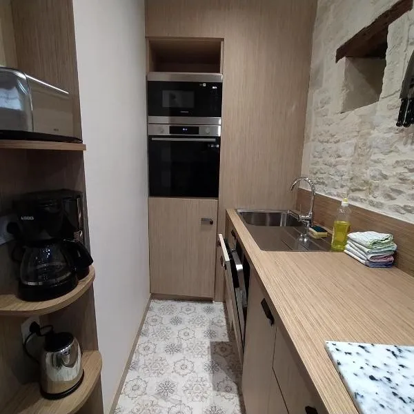 Chambres Résidentielles avec cuisine au Manoir de Mathan à Crépon 5 mn D'Arromanches et 10 mn de Bayeux, отель в городе Крепон