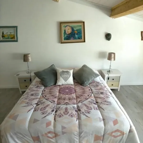 Alaric Lodge: gîte champêtre avec parking privé., hotel en Comigne