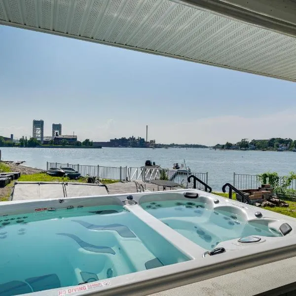 Weymouth Waterfront Getaway with Swim Spa and Hot Tub, hotel in Weymouth