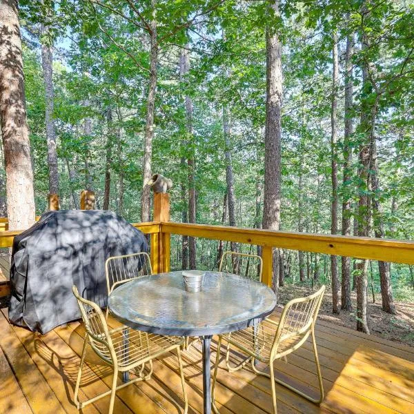 Pet-Friendly Eureka Springs Rental with Private Deck, hotel in Shell Knob