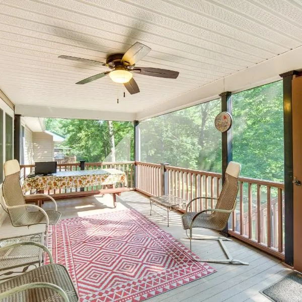 Quaint Elysburg Cottage Walk to Knoebels Resort!, hotel in Paxinos
