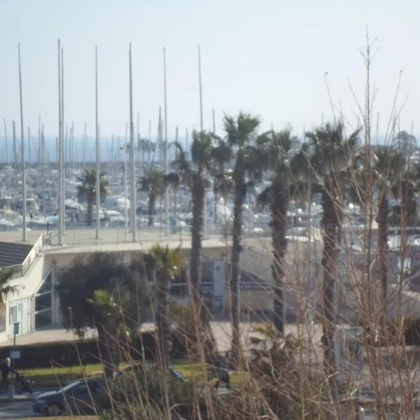 Appart T3 a 50 m de la plage, hotel v destinácii Cavalaire-sur-Mer