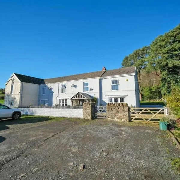 -- Huge -- 5-bedroom home & Private Gym by Tailored Accommodation, hotel in Pontardawe