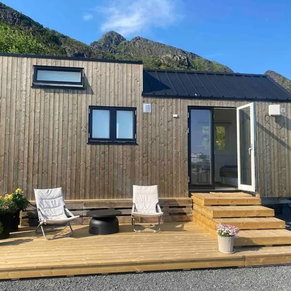 Moderne minihus ved havet, hotel in Sørvågen