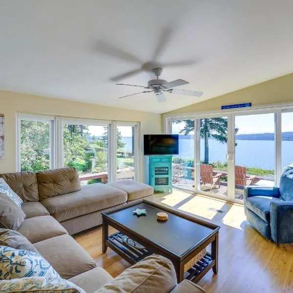 Cozy Langley Retreat: Water Views & Beach Access, Hotel in Langley
