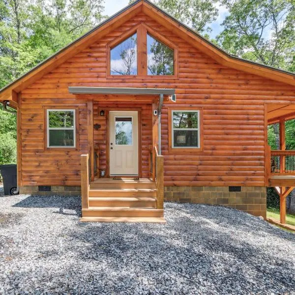 Private Murphy Cabin Rental with Wraparound Porch!, hotel in Murphy