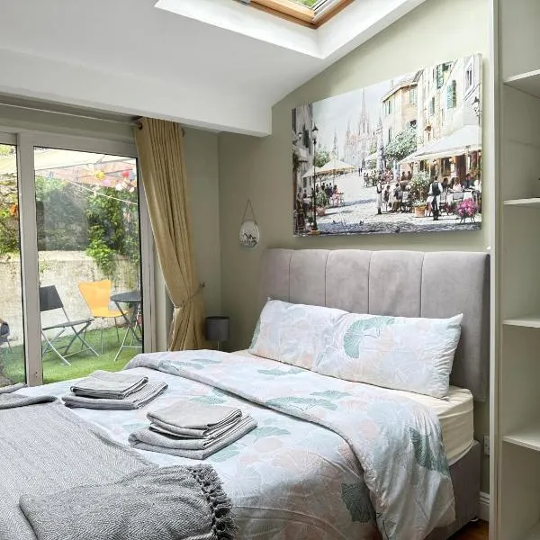 Centre of Killaloe Village, Lovely Apartment, hotel v destinaci Killaloe