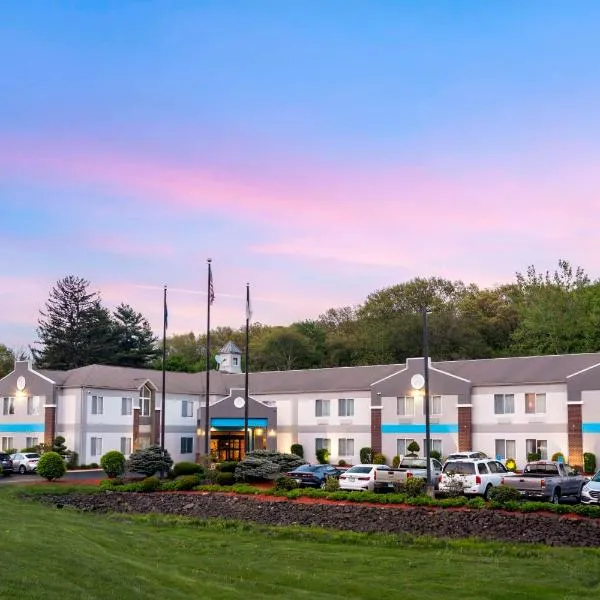 Best Western Plus New England Inn & Suites、Middlefieldのホテル