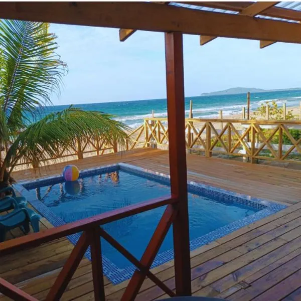 Villa Devonia - Beachfront Cabins with Pool at Tela, HN, hotel en Tela