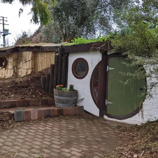 Rivendell Farmstay Hobbit Hole، فندق في Morrinsville