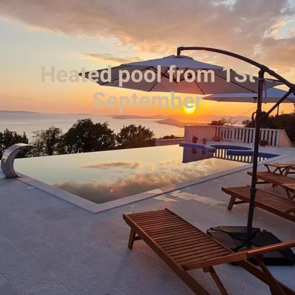 Sea view Luxury Apart Hotel Villa Conte with swiming pool and romantic SPA, hotel v destinaci Podstrana