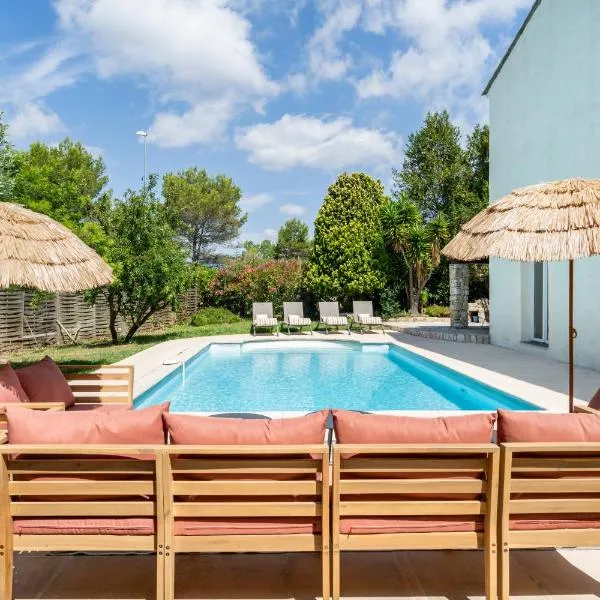 Belle villa de charme avec piscine, hotel v destinaci Antibes