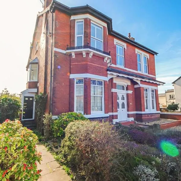 Spacious Victorian Birkdale Apartment with Garden, hotel di Formby