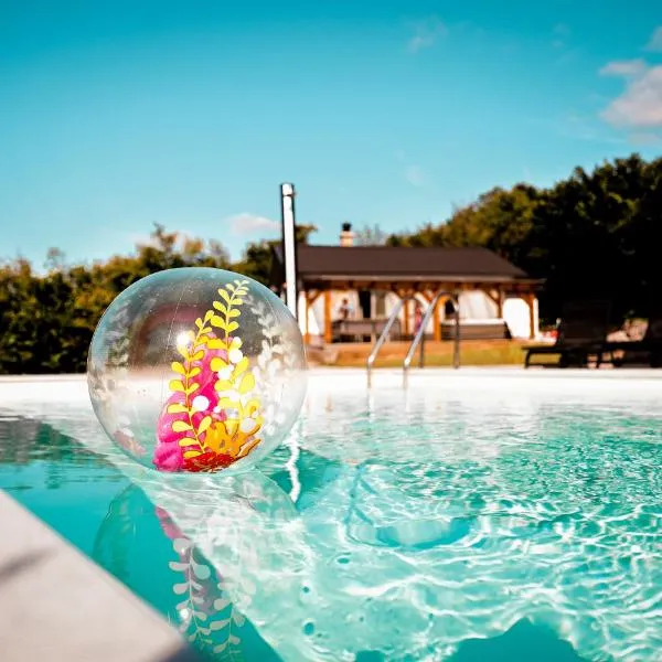 Holiday House Sunset Spa with Private Pool and Jacuzzi, hotel a Šentjernej