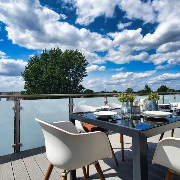 Wellness-Penthouse mit Outdoor-Whirlpool, 36-qm-Dachterrasse & Privatparkplatz, ξενοδοχείο σε Burgwedel