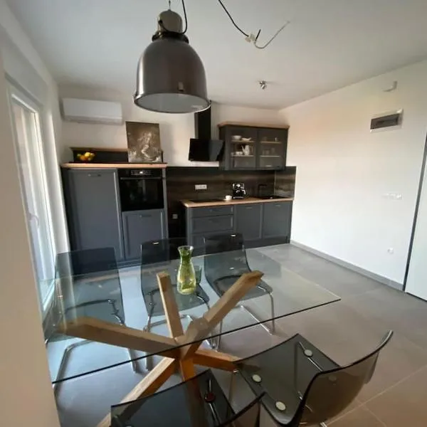 Clear Water Apartment - Sea and Sun, hotel in Mandre