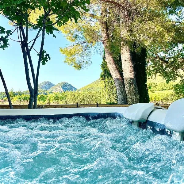 Entre vignes et horizon Appartement avec jacuzzi privatif et piscine commune chauffée, Hotel in Sablet