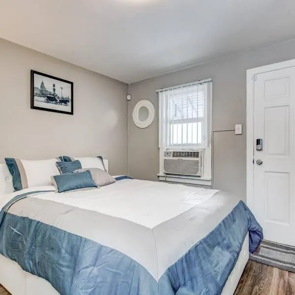 Downtown Olde Town Arvada- Across from light rail-Tiny Retreat, hotel din Arvada