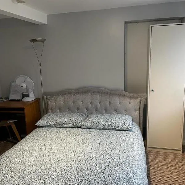 Homestay 1bedroom in family home with tiny wet room and own entrance, hotel in Great Barr