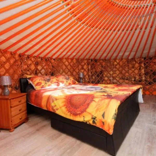 Orange Yurt with Hot Tub- Sleeps 3 Parking & WiFi, hotel v destinaci Turriff