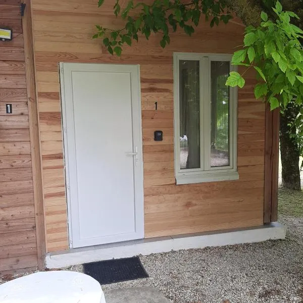 Holiday Chalet 1 set in beautiful country side, hotel in Nanteuil-de-Bourzac