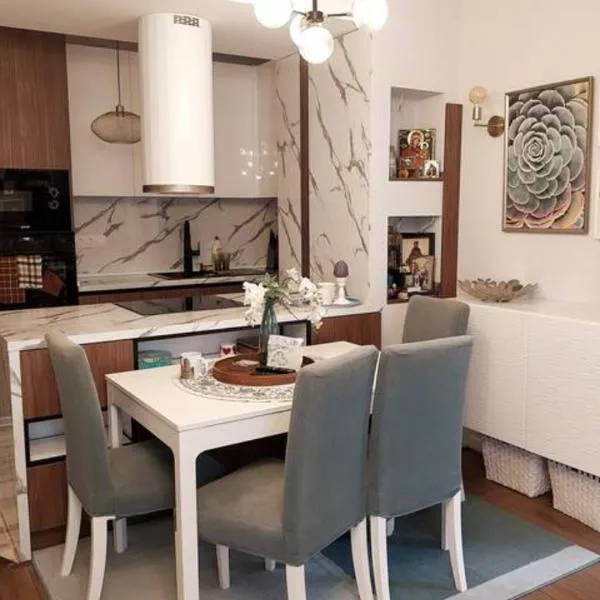 Varna 1bdr Luxurious flat with pool and garden, hotel em Varna City