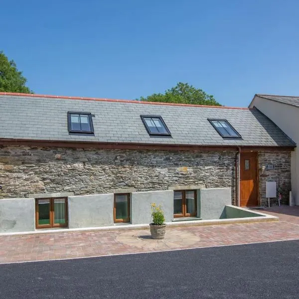 Hendra Retreat Milking Parlour Cottage North Cornwall, hotel in Camelford
