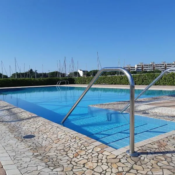 Villa a schiera con uso piscina, ξενοδοχείο σε Aprilia Marittima
