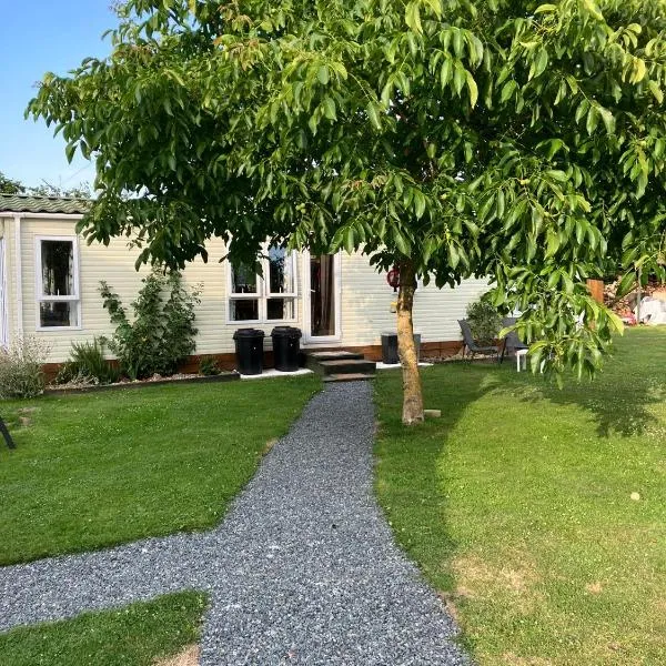 Petite maison dans la nature, hotel in Sidiailles