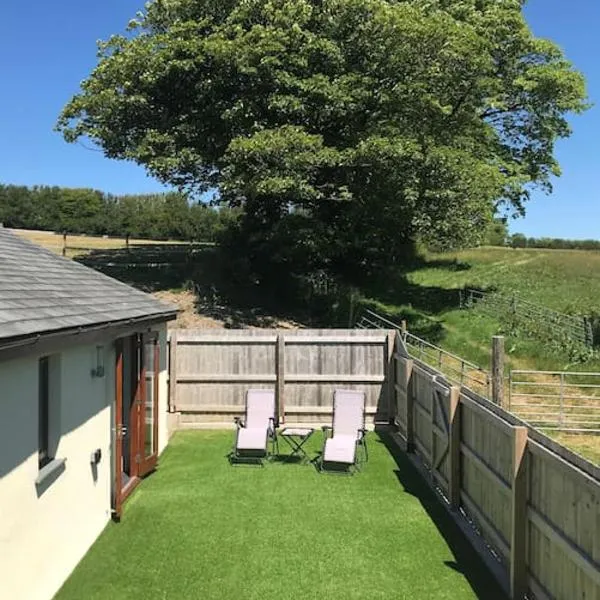Hendra Retreat Owls Roost Cottage North Cornwall, hotel in Camelford