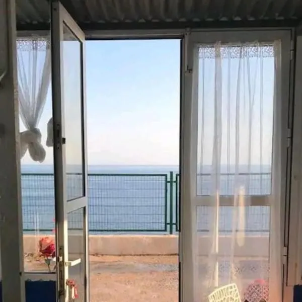 The Beach Hut with Lazy spa โรงแรมในอาดรา